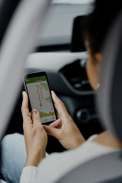 find your car app - parking - maps - phone - women